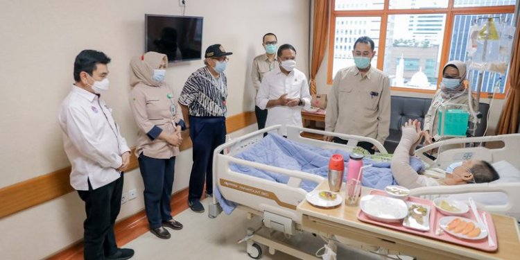 Jokowi Beri Bantuan Tunai Sebesar 100 Juta Untuk Pengobatan Verawaty Fajrin