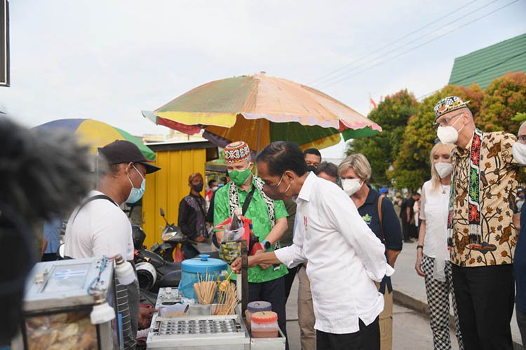 Jokowi Bagikan Bantuan Rp1,2 Juta Untuk PKL di Tarakan