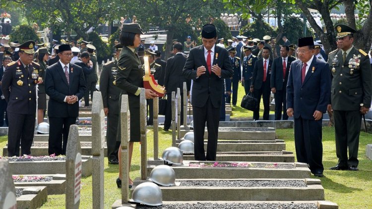 Hari Pahlawan, Jokowi Tabur Bunga di Makam BJ Habibie hingga Pahlawan Revolusi