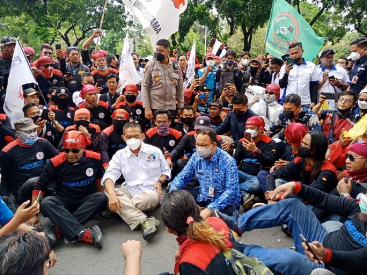 Momen Tak Biasa Dalam Demo Buruh di Balai Kota, Dari Duduk Lesehan Bersama Sampai Teriakan Bencong