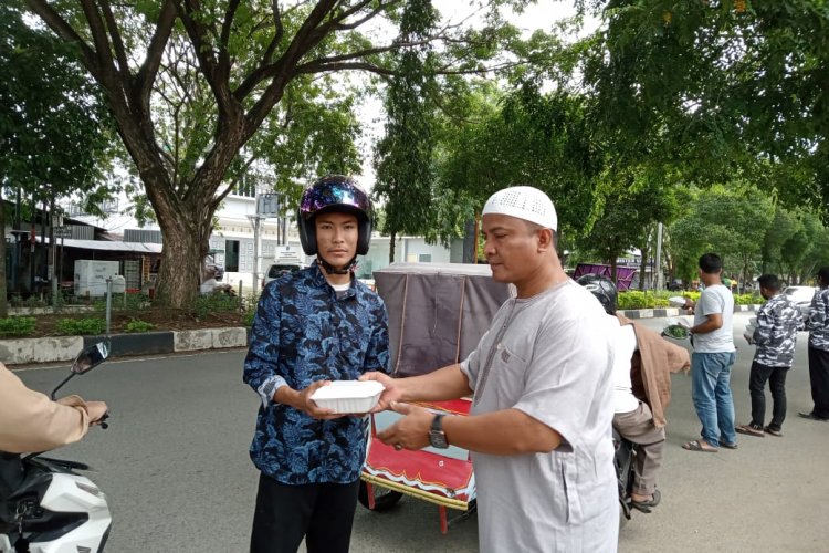 Momen Pembagian Nasi Kotak Kepada Pengguna Jalan Oleh DPD Bapera Aceh