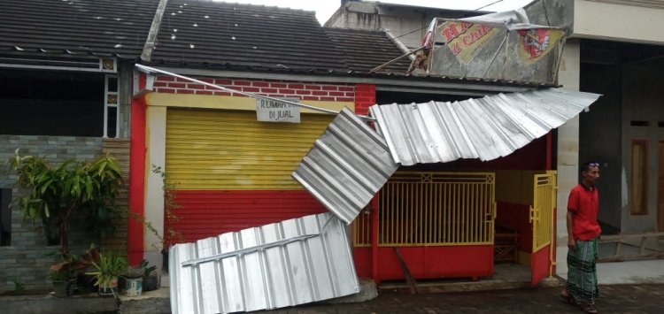 Belasan Rumah Porak Poranda Diterjang Puting Beliung Di Cianjur