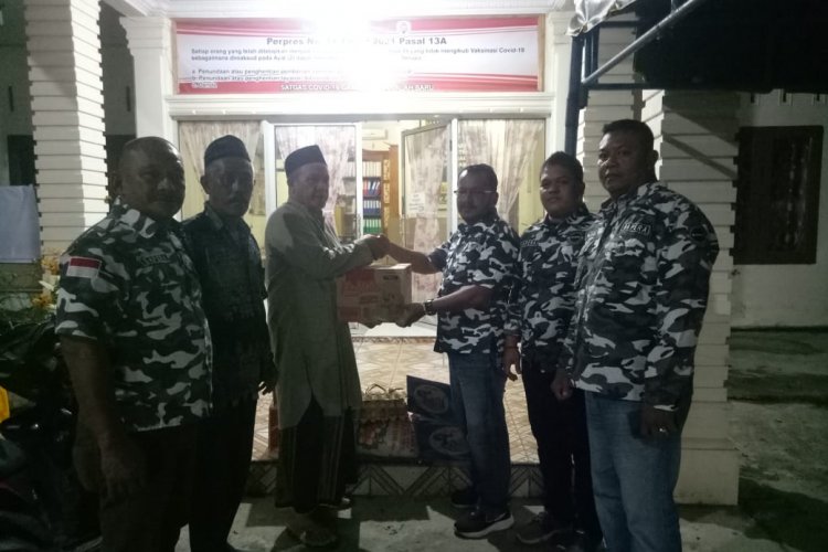 Momen Penyerahan Bantuan Dari Ketua Umum Bapera Fahd Arafiq Yang Disalurkan Secara Langsung Oleh DPD Bapera Aceh Kepada Para Korban Banjir