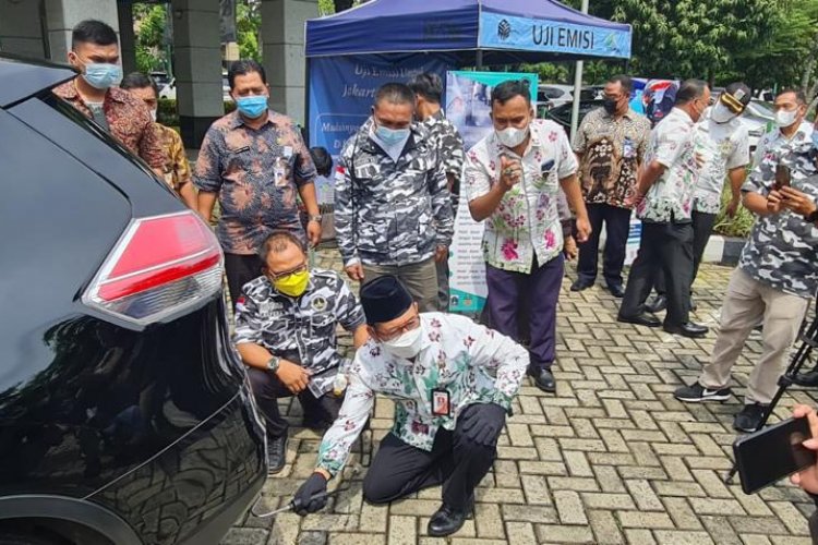 Momen Ketika Walikota Jakarta Barat Juga Ikut Melakukan Uji Emisi