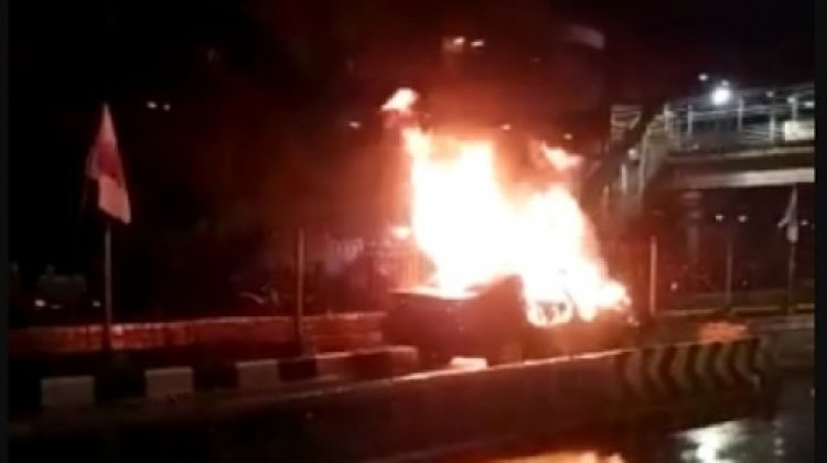 Mobil Sedan Terbakar Usai Menabrak Separator Busway, 2 Orang Meninggal Dunia