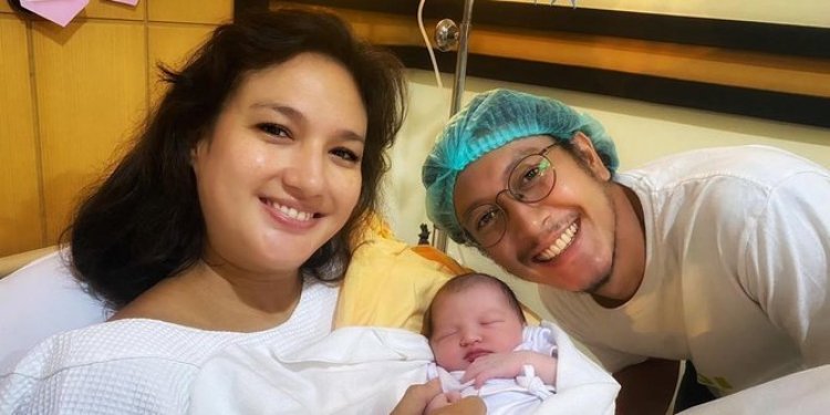 Nadine Chandrawinata Melahirkan Anak Pertamanya Di Tanggal Cantik