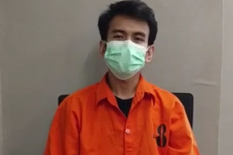 Berbaju Tahanan, Adam Deni Ngaku Tak Kuat Di Penjara Dan Minta Maaf ke Pelapor