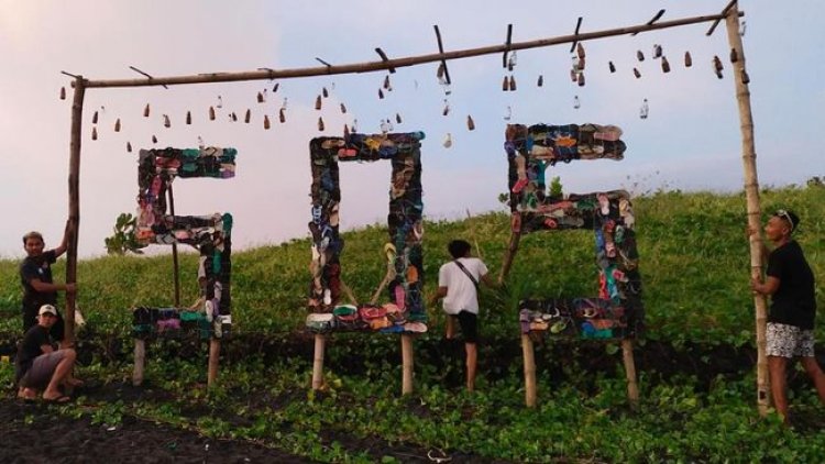 Keren! Ketika Sampah Sandal Di Pantai Bali Disulap Menjadi Seni