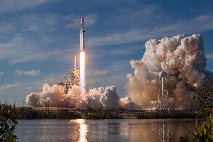 Numpang Roket Elon Musk, Kominfo Bakal Kirim 7 Satelit Internet