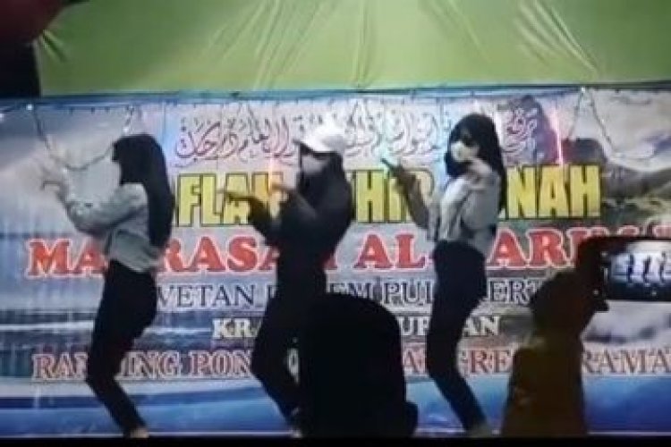 Heboh! Video 3 Gadis Joget Tik Tok Saat Acara Wisuda Di Madrasah
