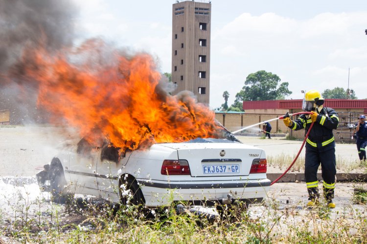 Menggoyangkan Kendaraan Saat Mengisi BBM Bisa Menyebabkan Kebakaran Mobil