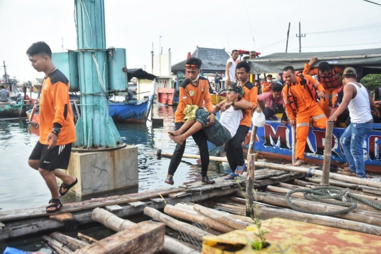 Terjebak Banjir Rob, Ratusan Pekerja di Pelabuhan Tanjung Emas Dievakuasi