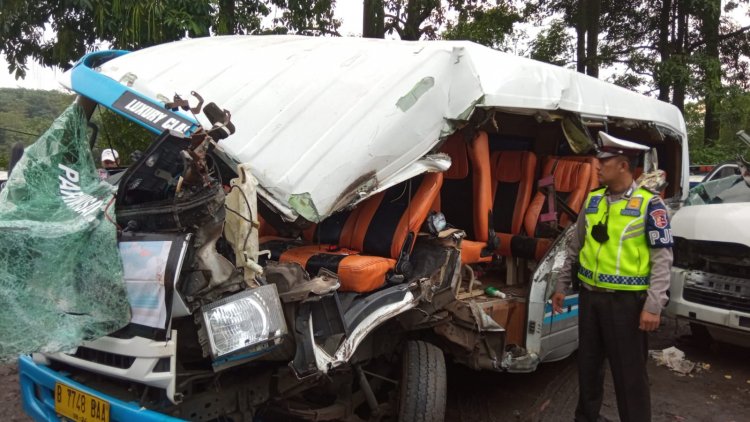 Kecelakaan Maut Di Tol Cipularang, 3 Penumpang Travel  Meninggal Dunia