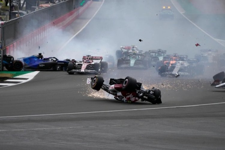 F1 GP Inggris 2022 Jadi Kecelakaan Horor, Mobil Zhou Guanyu Meluncur Terbalik