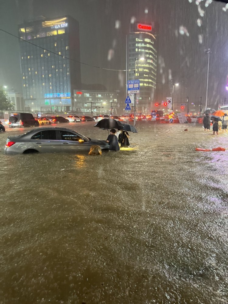 Seoul Dilanda Banjir Bandang, Listrik Di Distrik Elit Gangnam Padam