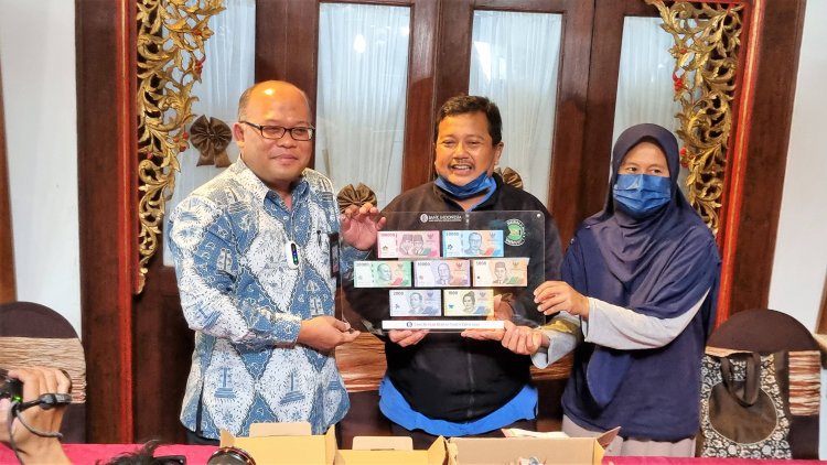 Uang Tabungan Haji Penjaga SD Berhasil Ditukarkan Bank Indonesia