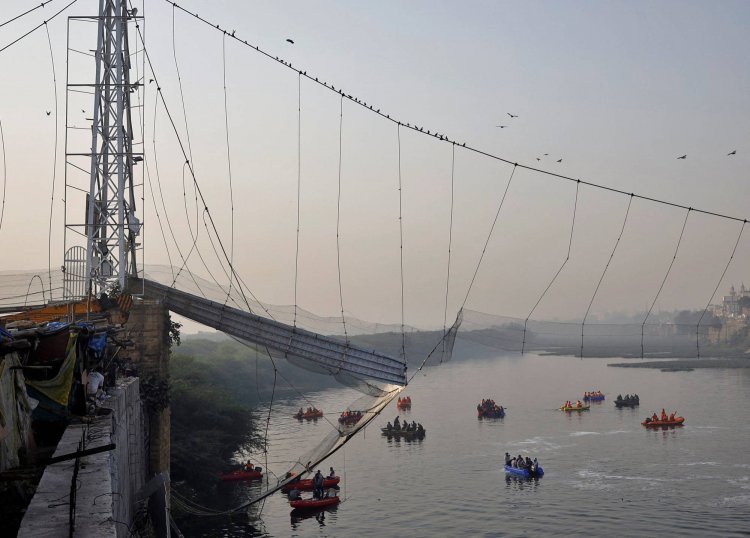 Jembatan Tua Usia 100 Tahun Di India Ambruk, Tewaskan 120 Orang