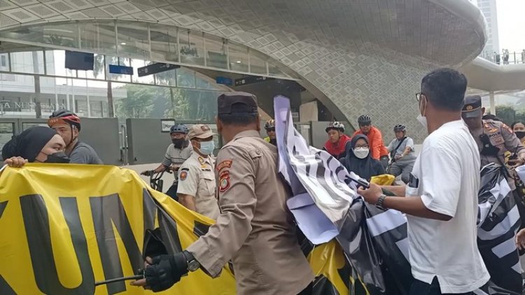 Rusuh! Polisi Bubarkan Demo Tolak RKUHP Di CFD Jakarta