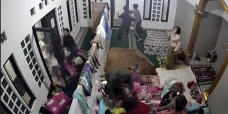 Warga Cianjur Dibangunkan Gempa Susulan Saat Tidur Di Masjid