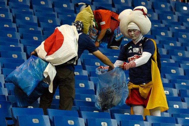 Alasan Suporter Jepang Selalu Bersihkan Sampah Di Stadion Piala Dunia 2022