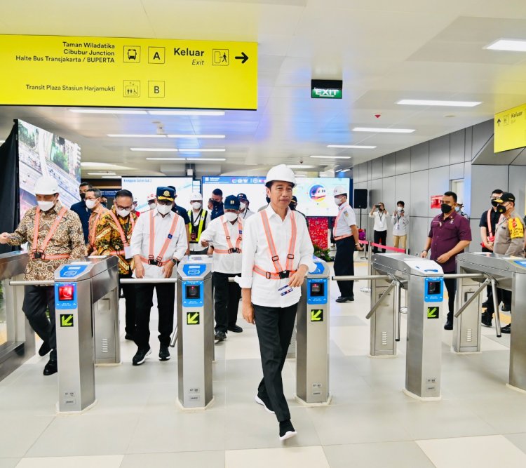 Jokowi Targetkan LRT Jabodetabek Beroperasi Juli 2023