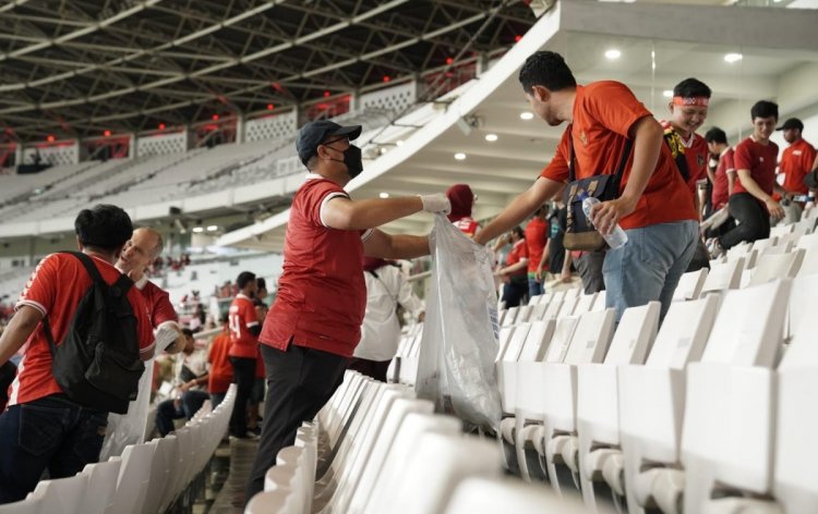 Suporter Indonesia Bersihkan Sampah Stadion GBK Usai Laga Indonesia Vs Thailand