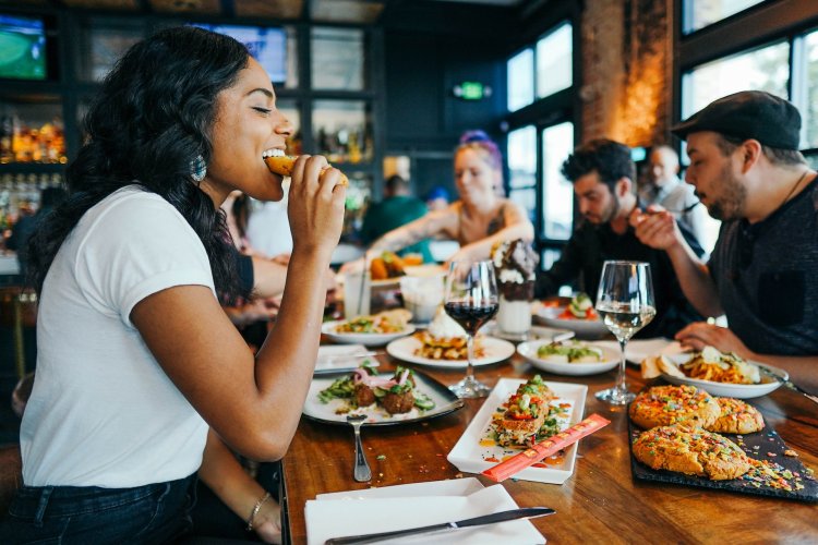 Riset: Perempuan Makan Lebih Banyak Ketika Bersama Teman