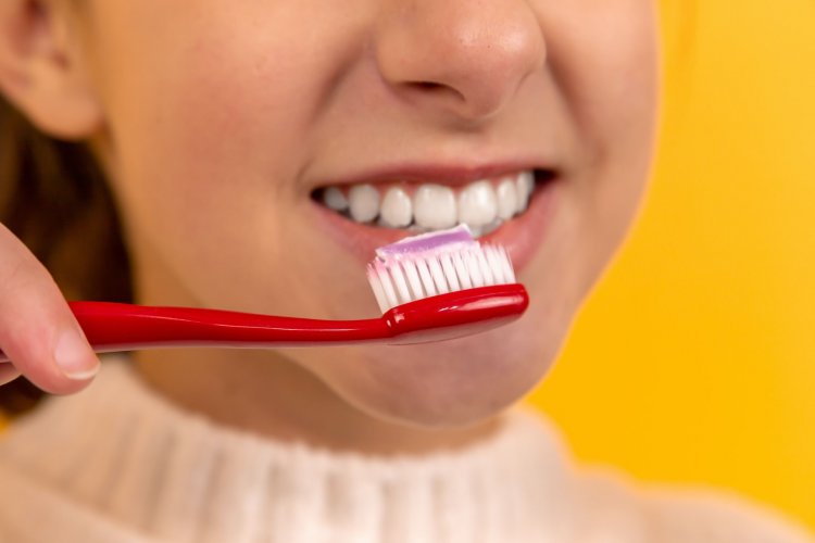 Apakah Karang Gigi Bisa Rontok Dengan Pasta Gigi? Simak Penjelasan Dokter