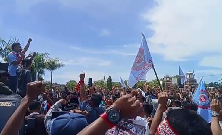 Masyarakat Bersama FSPTSI-KSPSI Tuntut Bupati Paluta, Minta Kaji Ulang Penetapan SK Portal Jalan 2 Tempat di Haltim