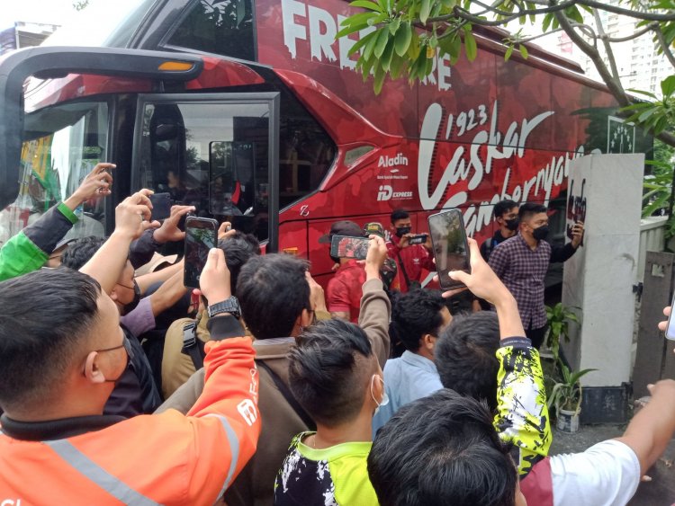 Kronologi Bus Persis Solo Dilempari Batu Usai Laga Lawan Persita Tangerang