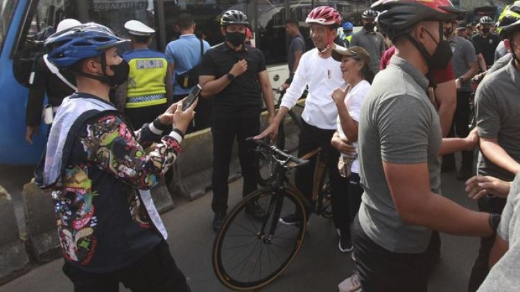 Hadiri Acara 'Kick Off' ASEAN 2023, Jokowi Gowes Sepeda ke Bundaran HI