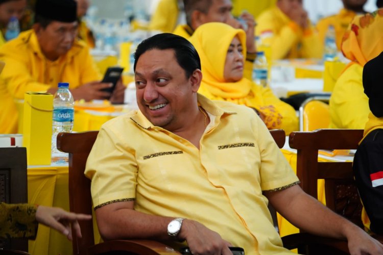 3. Momen Fahd A Rafiq Bercengkrama Dalam Acara Pendidikan Politik di Partai Golkar Kota Bekasi