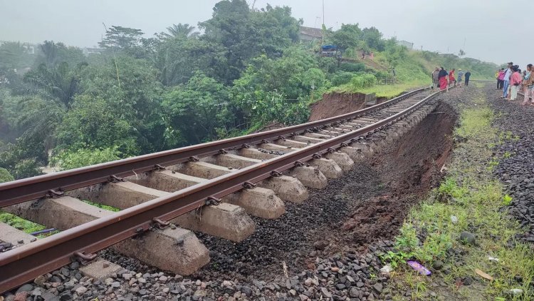 Jalur Kereta di Bogor Menggelantung Akibat Longsor, Dua Warga Tewas