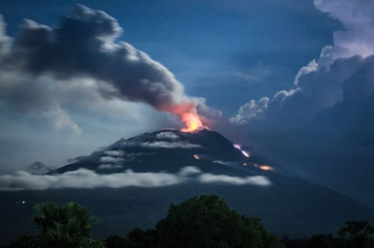 Gunung Api Ile Lewotolok NTT Erupsi, Muntahkan Lava Pijar