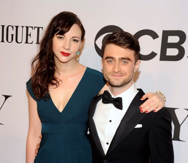 Kabar Bahagia! Pacar Daniel Radcliffe Tengah Hamil Anak Pertama