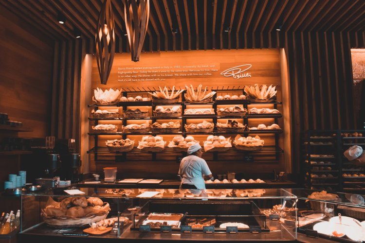 Toko Roti Legendaris di Indonesia yang Harus Kamu Kunjungi!