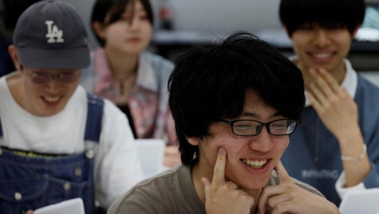 Unik, Warga Jepang Adakan Kursus Senyum Gegara Kelamaan Pakai Masker