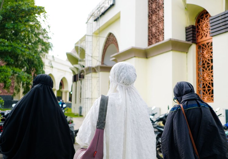 Berjalan Kaki ke Tempat Sholat Idul Adha