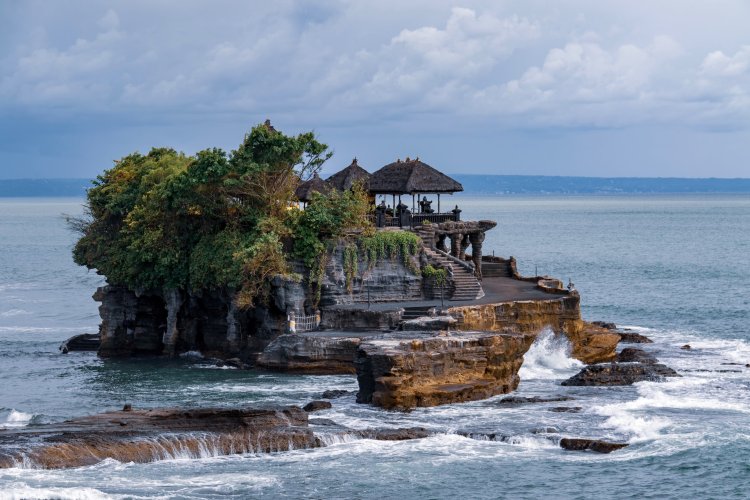 Tanah Lot Bali Alami Keretakan Struktur Tebing, Pengunjung Dibatasi