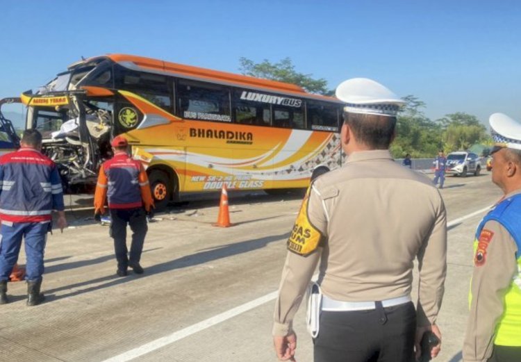 Bus Pariwisata Tabrak Truk Tronton, 1 Orang Tewas