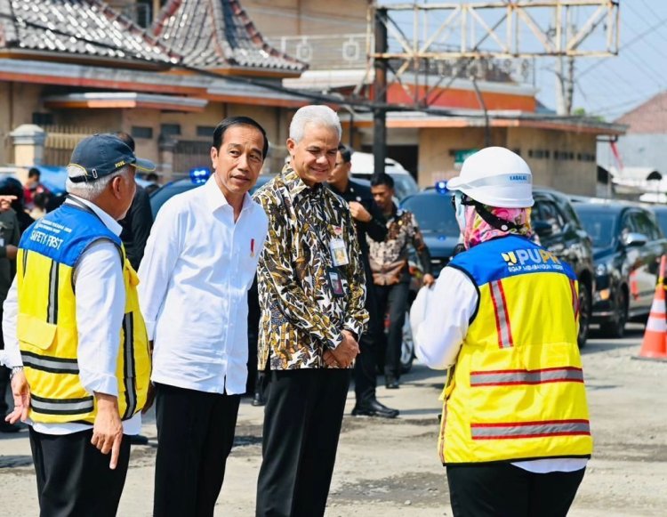 Jokowi Bersama Ganjar dan Basuki Pantau Perbaikan Jalan Di Jateng