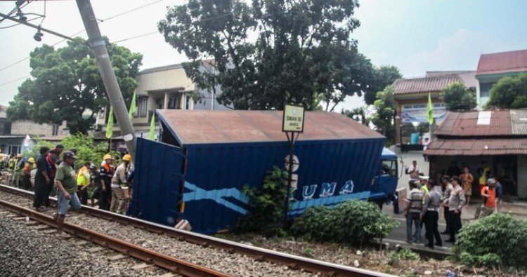 21 Perjalanan KRL Terhambat, Akibat Kecelakaan Truk Tabrak Tiang Listrik di Bintaro
