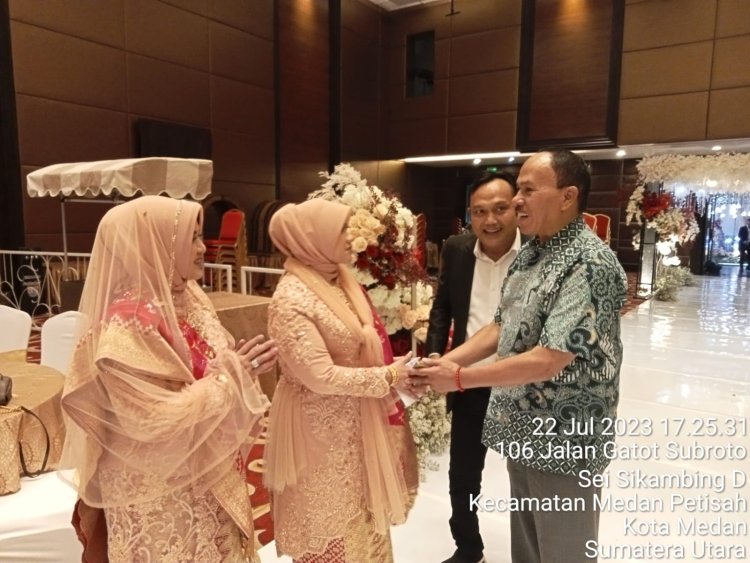 Caleg DPR RI Dr. Maruli Siahaan Hadir ke Pernikahan Lettu. Inf. Dwiky Putra Yudanto