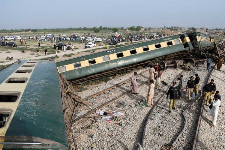 Kecelakaan Kereta di Pakistan: 10 Gerbong Terbalik dan Tewaskan 19 Orang