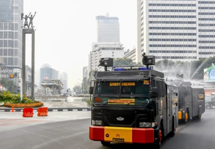Kurangi Polusi Udara, Polda Metro Semprot Jalan Utama Jakarta Pakai Water Canon