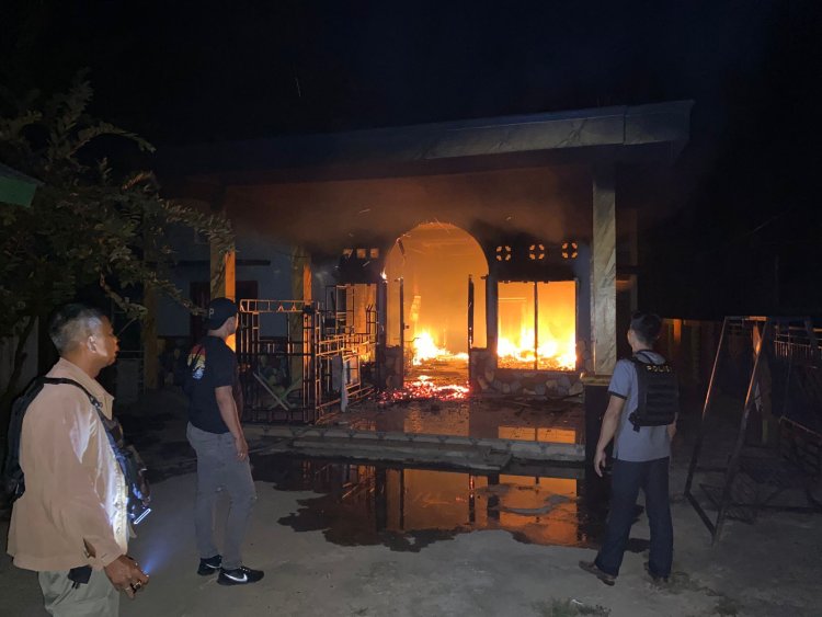 Rumah Pelaku Penikam Adik Bupati Muratara Dibakar Massa