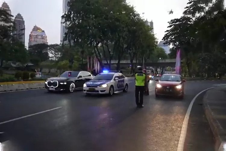 Polisi Teriaki 'Goblok' Gegara Mobil Polisi Terobos Iring-iringan PM Laos