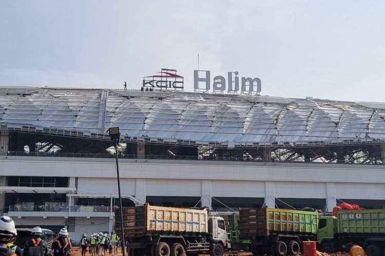 KCIC Buka Suara Usai Atap Stasiun Kereta Cepat Halim Perdanakusuma Terbakar