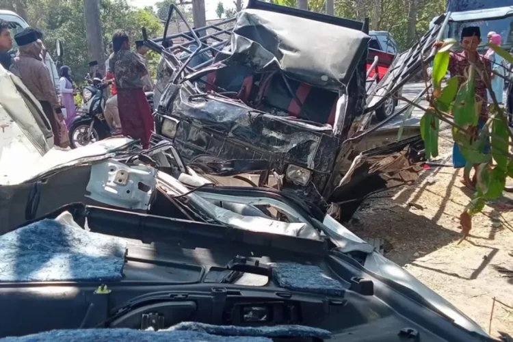 Kronologi Kecelakaan 3 Mobil Ringsek di Tanah Merah Bangkalan