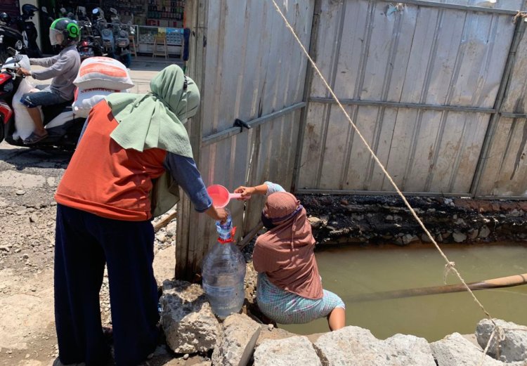 Krisis Air di Bekasi, Warga Ambil Air dari Kubangan Pipa PDAM